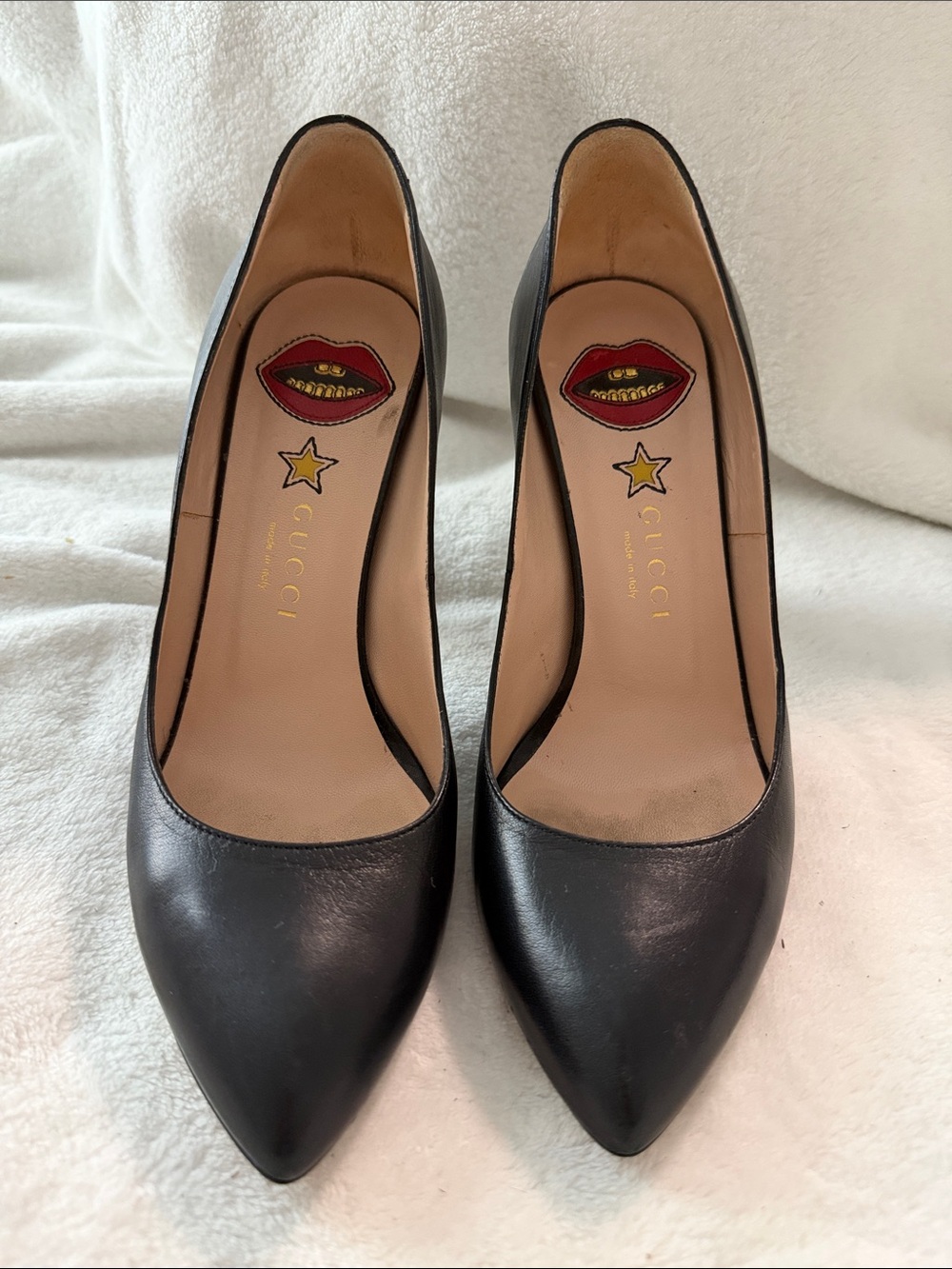 Gucci Black Leather Pointed Pumps with Red Lip Insole Detail